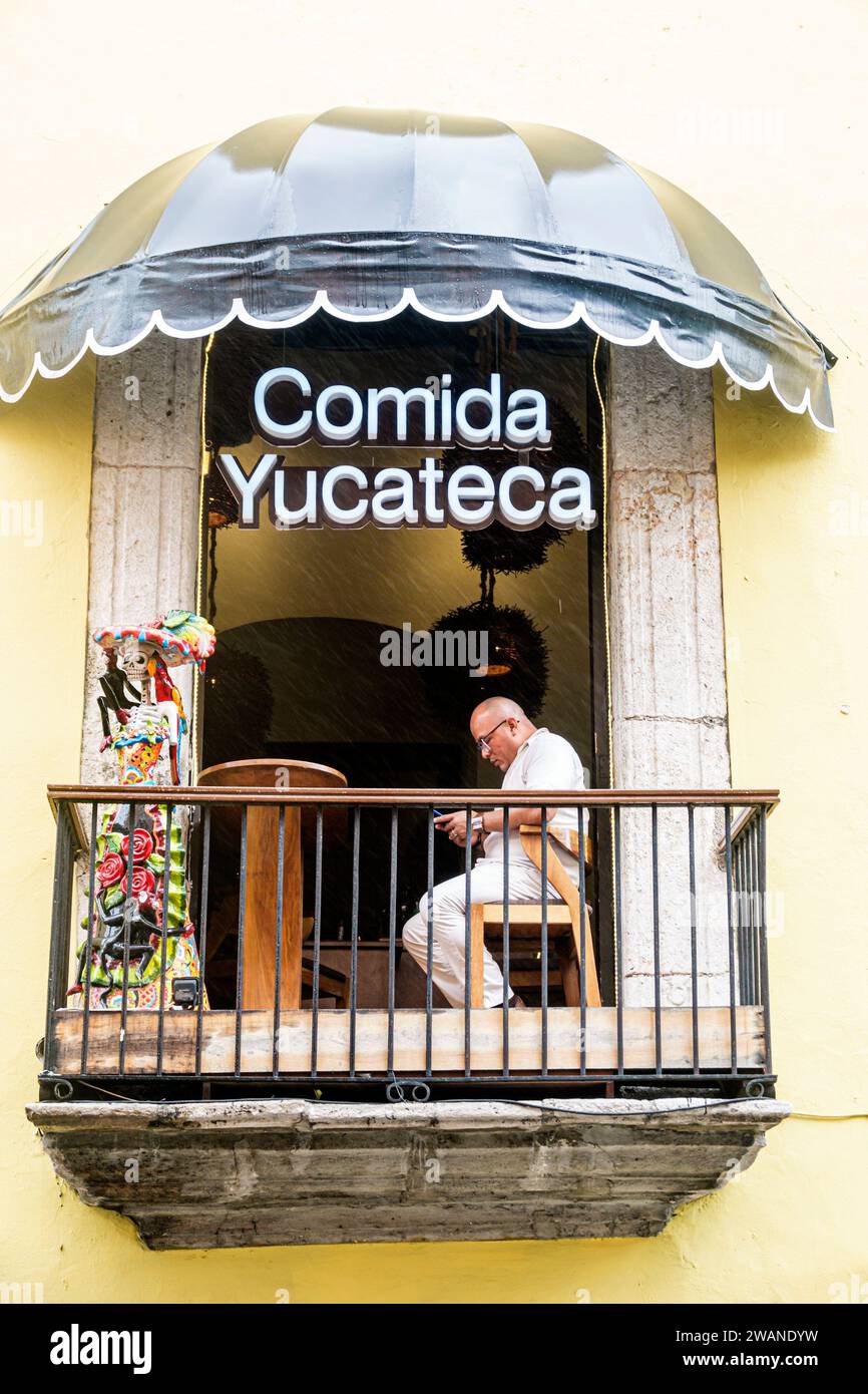 Merida Mexico, centro storico storico, tavolo da salotto sul balcone, cibo Yucateca, uomo uomo maschio, adulto, residente, esterno, edificio, restau Foto Stock