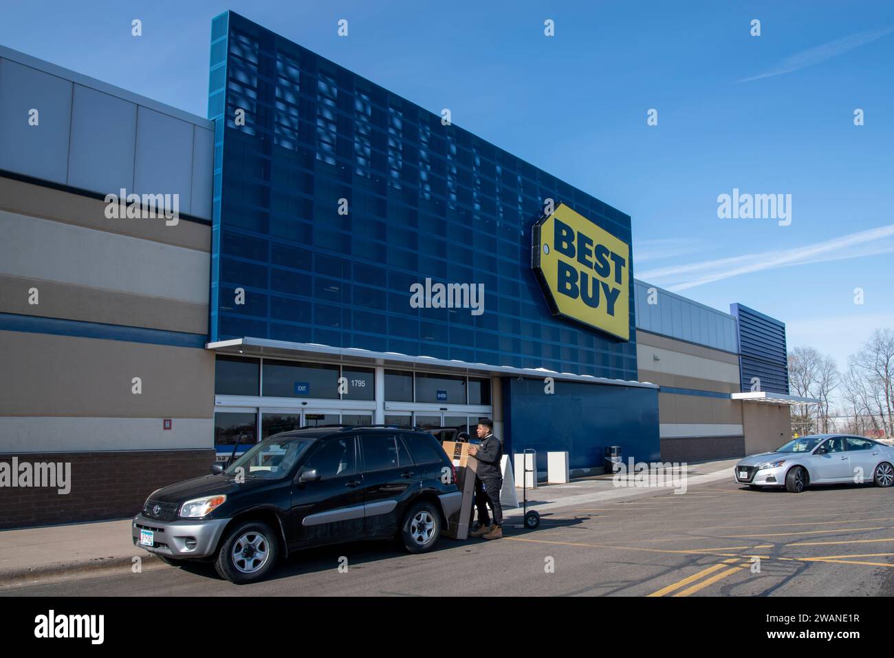 Maplewood, Minnesota. Dipendente Best Buy che carica merce nell'auto di un cliente di fronte al punto vendita. BEST Buy Co. Inc. È una multinazionale americana con Foto Stock