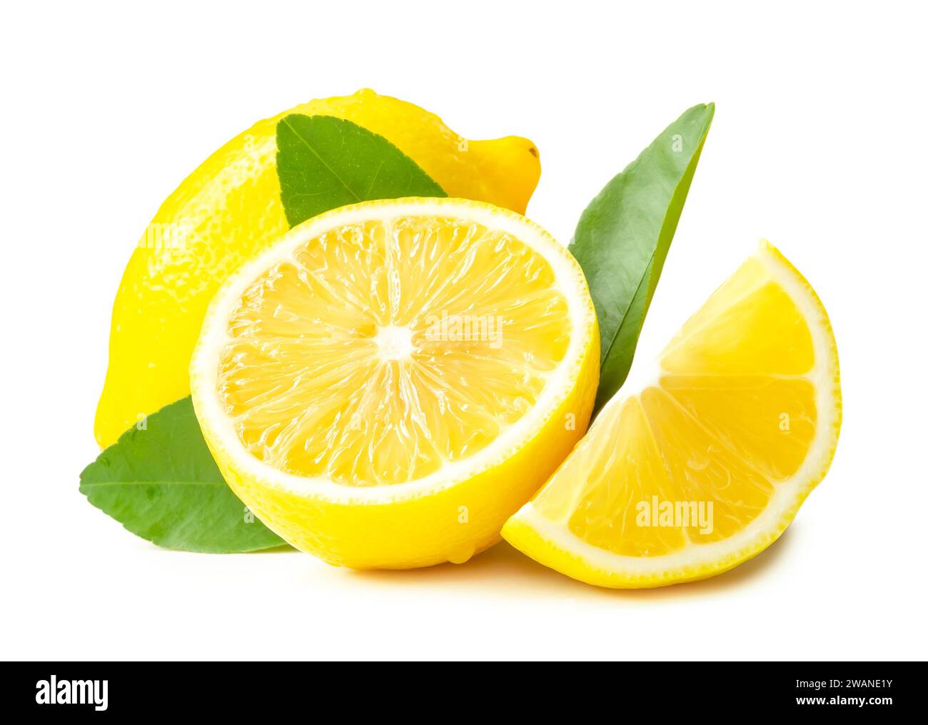 La vista frontale del limone giallo fresco a metà o a fette e foglie è isolata su sfondo bianco con percorso di ritaglio. Foto Stock