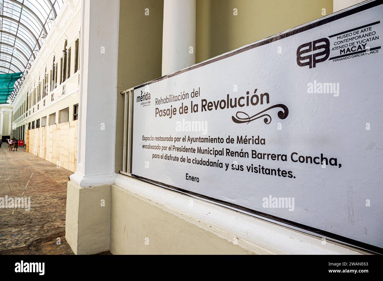Merida Mexico, centro storico, Pasaaje de la Revolucion, passaggio della Rivoluzione, interni interni interni, indicazioni stradali, S. Foto Stock