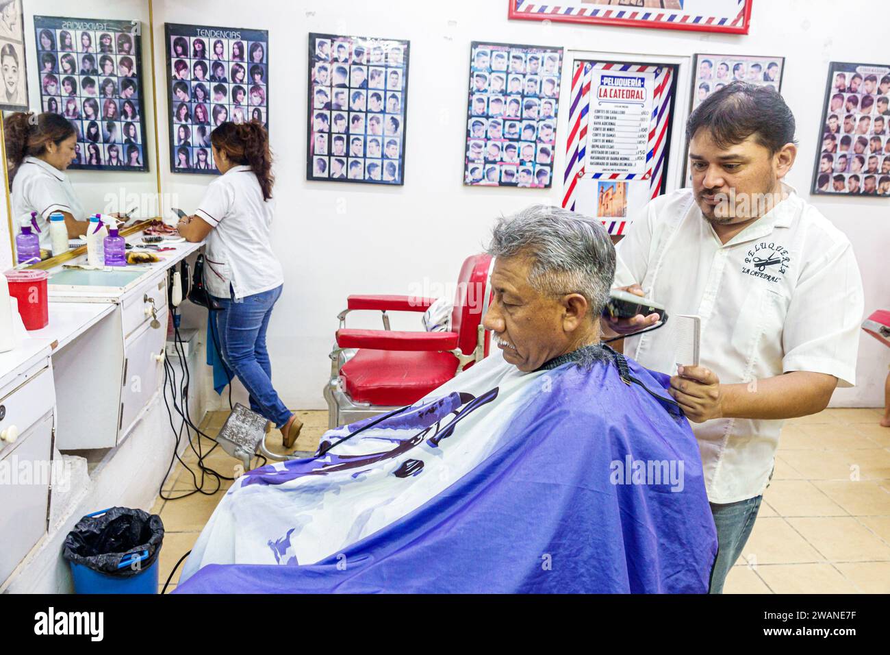 Merida Mexico, centro storico, barbiere, barbiere che si taglia i capelli, uomo uomo uomo, donna donna donna donna donna donna, adulti residenti, insid Foto Stock