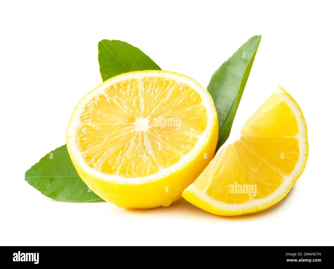 La vista frontale del limone giallo fresco a metà e a fette e foglie è isolata su sfondo bianco con percorso di ritaglio. Foto Stock