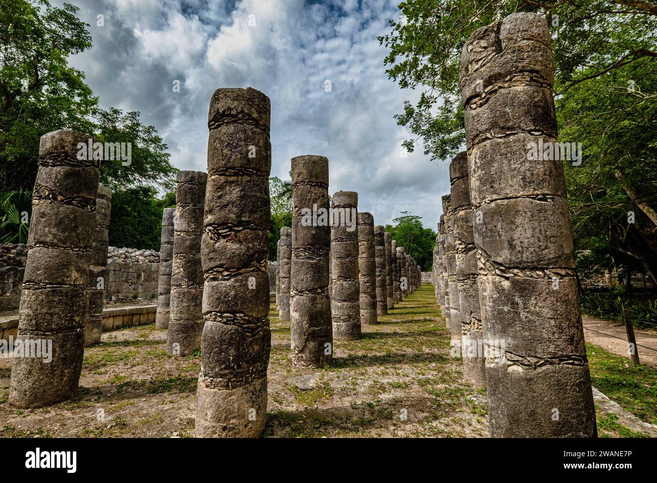 Il gruppo delle mille colonne questo è un vasto quadrangolo. Sul lato ovest si possono vedere i resti di quattro camere, due delle quali sono state riempite in modo da Foto Stock