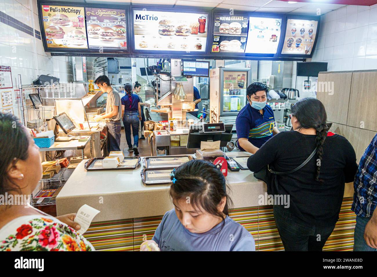 Merida Mexico, centro storico, fast food McDonald's, menu sopraelevato, uomo uomo uomo, donna donna donna donna donna, adulti residenti, bambini Foto Stock