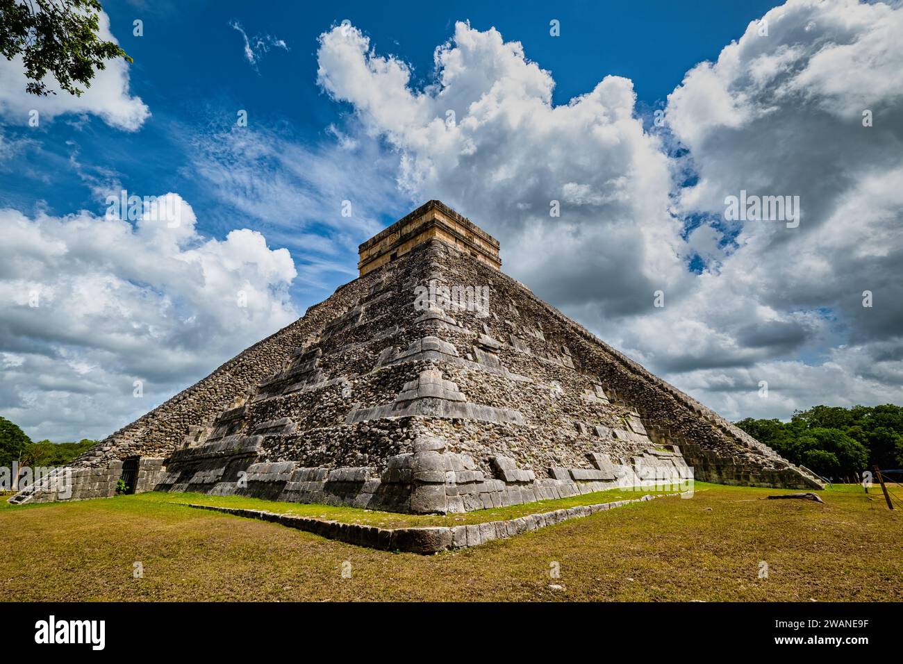 Chichén Itzá è un'antica città maya nella penisola dello Yucatan in Messico. Il popolo Maya costruì la città nello stile architettonico di Puuc intorno al 25 Foto Stock