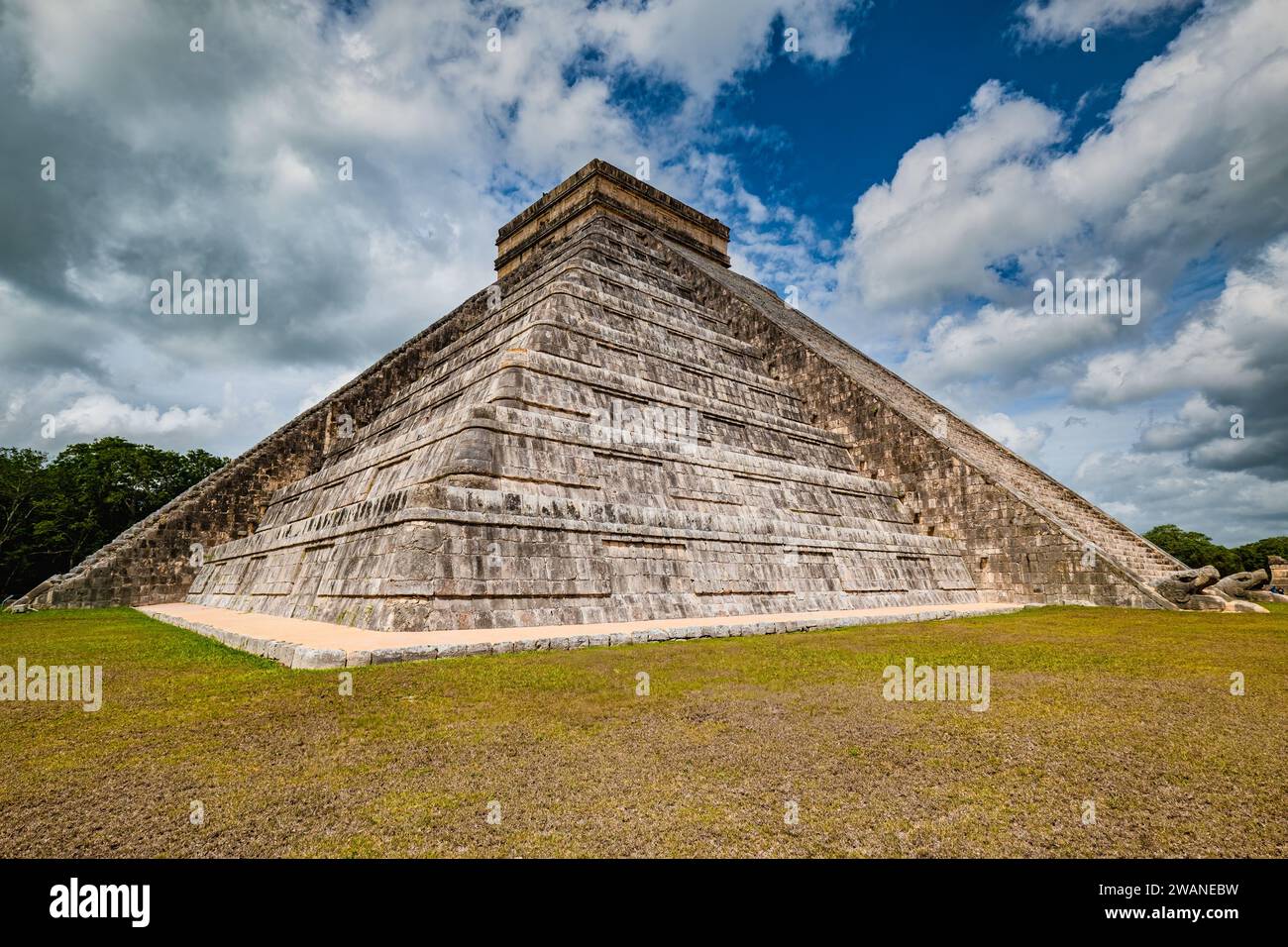 Chichen Itza, e la piramide Kukulcan in particolare, comportano ancora alcuni misteri e aspetti inspiegabili. Uno di questi è l'evento che si verifica twi Foto Stock