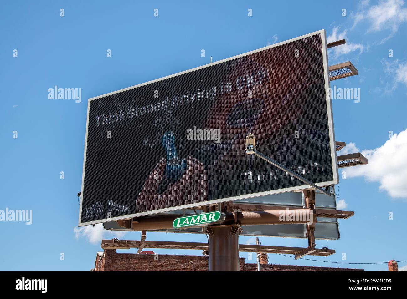 Topeka, Kansas. Il Billboard dice che la guida in pietra non va bene. Foto Stock