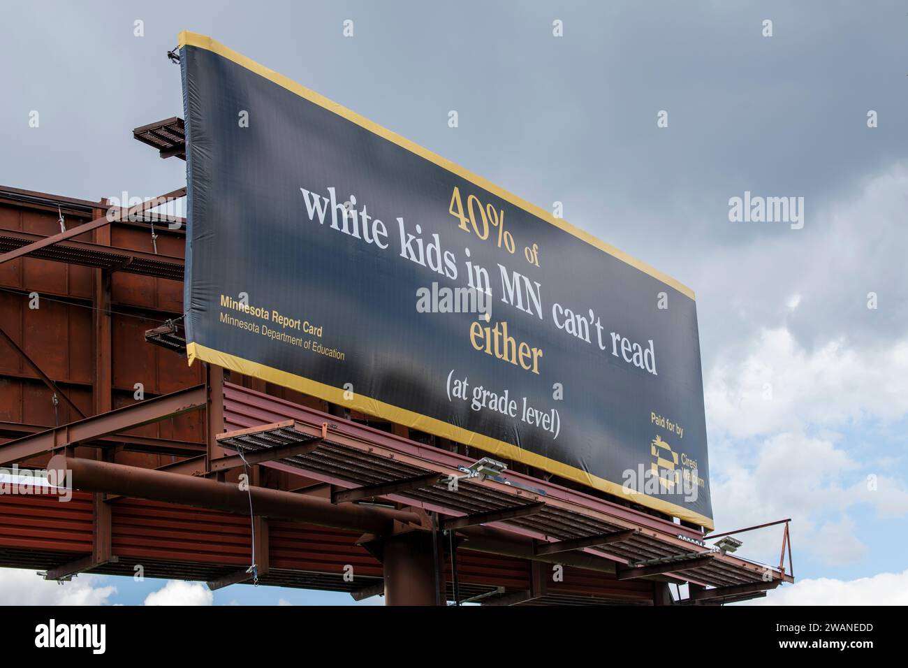 St Paul, Minnesota. Billboard dice che i ragazzi bianchi non sanno leggere in Minnesota. Foto Stock