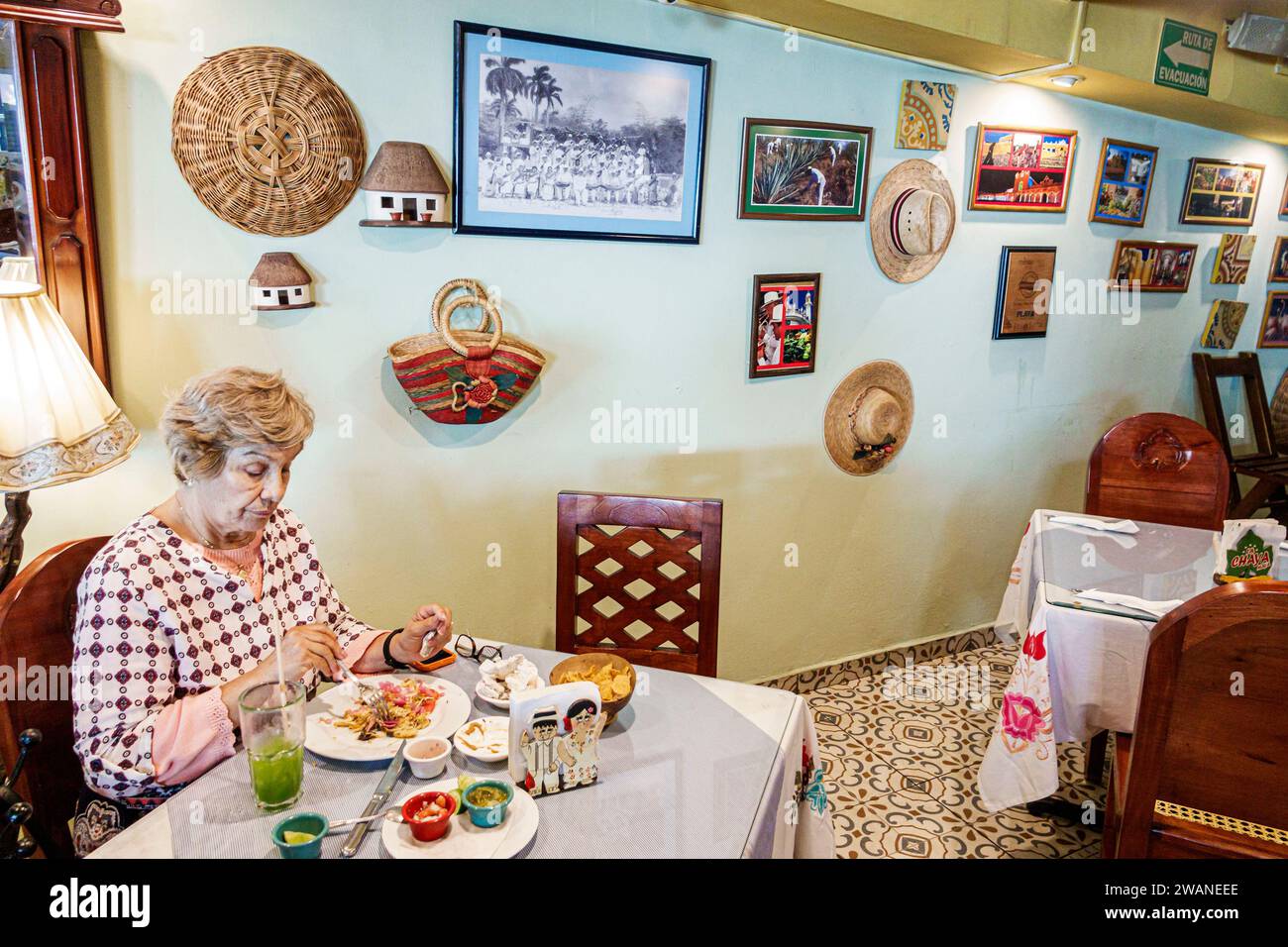Merida Mexico, centro storico storico centrale, tavoli e sedie, single alone, la Chaya Maya, cibo Yucateca, donna donna donna donna donna donna, adulto, residente Foto Stock
