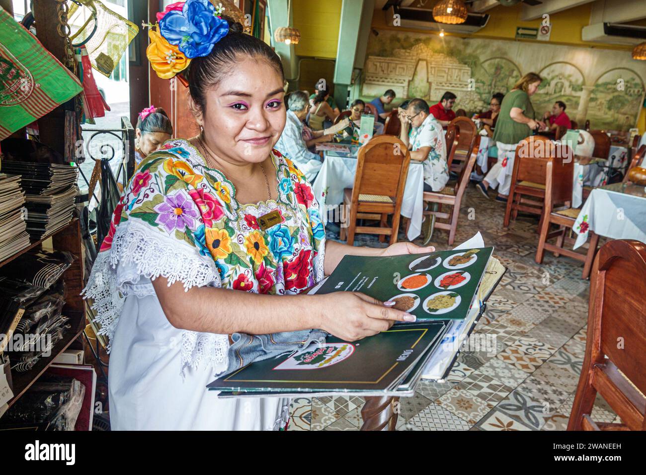Merida Mexico, centro storico, quartiere storico centrale, abito huipil in stile Maya ricamato, hostess, la Chaya Maya, cibo Yucateca, donna donna donna donna donna fem Foto Stock