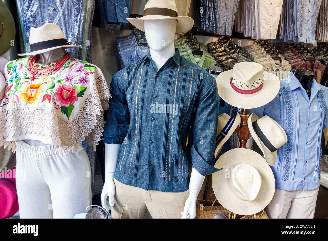 Merida Mexico, centro storico storico, manichini di abbigliamento donna uomo, cappelli fedoras, interni interni interni, negozio di articoli per affari Foto Stock