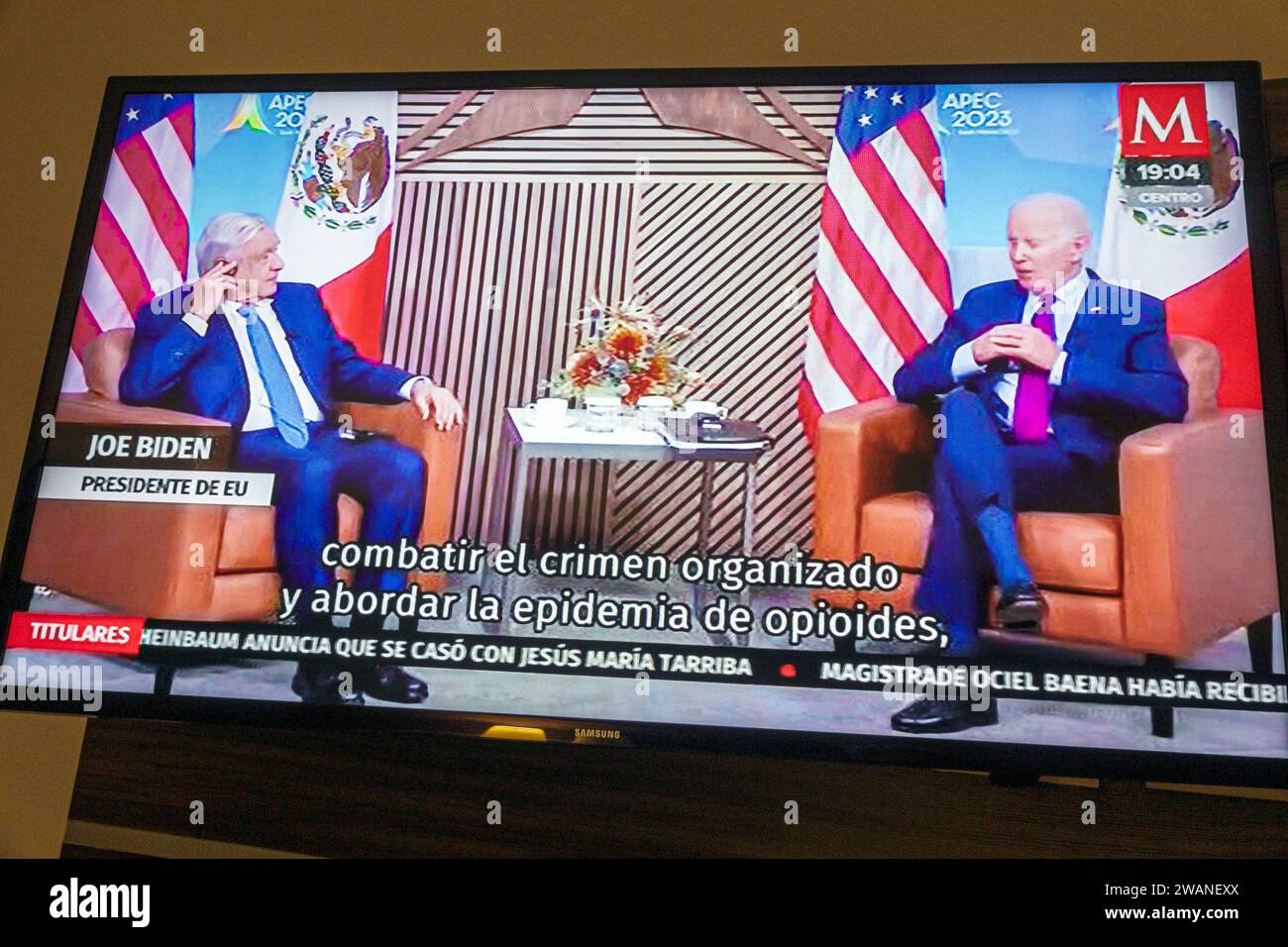 Merida Mexico, centro storico, schermo tv via cavo, incontro con il presidente degli Stati Uniti Joe Biden, Andres Manuel Lopez Obrador Foto Stock