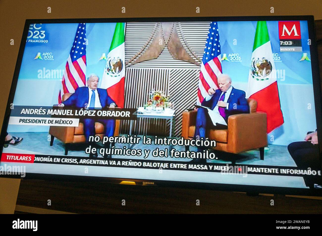 Merida Mexico, centro storico, schermo tv via cavo, incontro con il presidente degli Stati Uniti Joe Biden, Andres Manuel Lopez Obrador Foto Stock