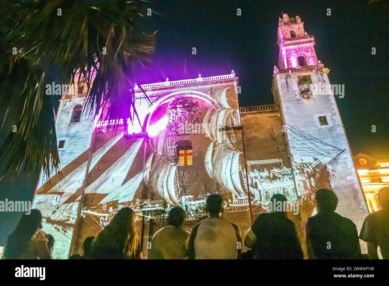 Merida Mexico, centro storico, spettacolo di suoni luminosi, pietre sacre Piedras Sagradas, superficie dell'edificio proiettata, Catedral de Merida Foto Stock