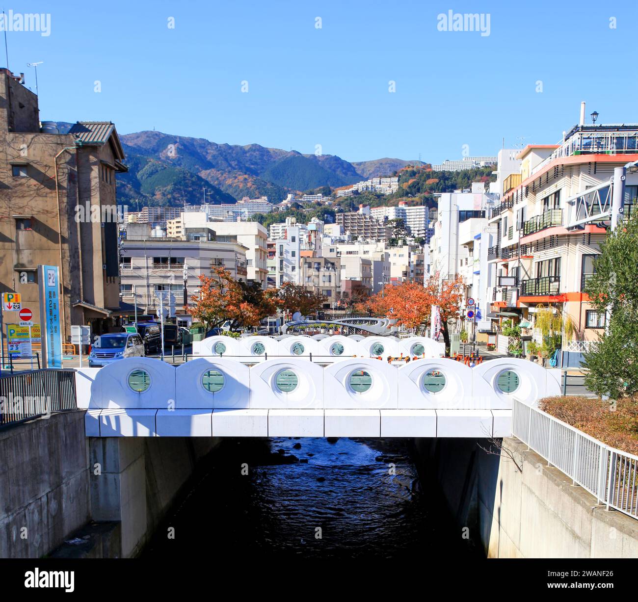 Fai un ponte su un fiume nella città di Atami sulla penisola di Izu nella prefettura di Shizuopka, Giappone. Foto Stock