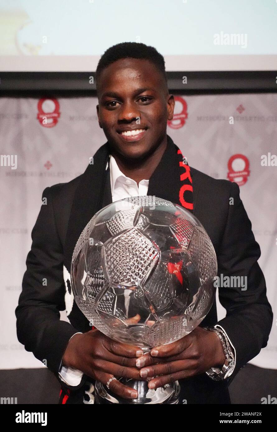 St Louis, Stati Uniti. 5 gennaio 2024. Clemson, attaccante anziano Ousmane Sylla, detiene l'Hermann Trophy dopo essere stato nominato vincitore del Missouri Athletic Club (MAC) Hermann Trophy 2023 a St.. Louis venerdì 5 gennaio 2024. Il MAC Hermann Trophy viene assegnato annualmente agli United Soccer Coaches National Players of the Year. Foto di Bill Greenblatt/UPI credito: UPI/Alamy Live News Foto Stock