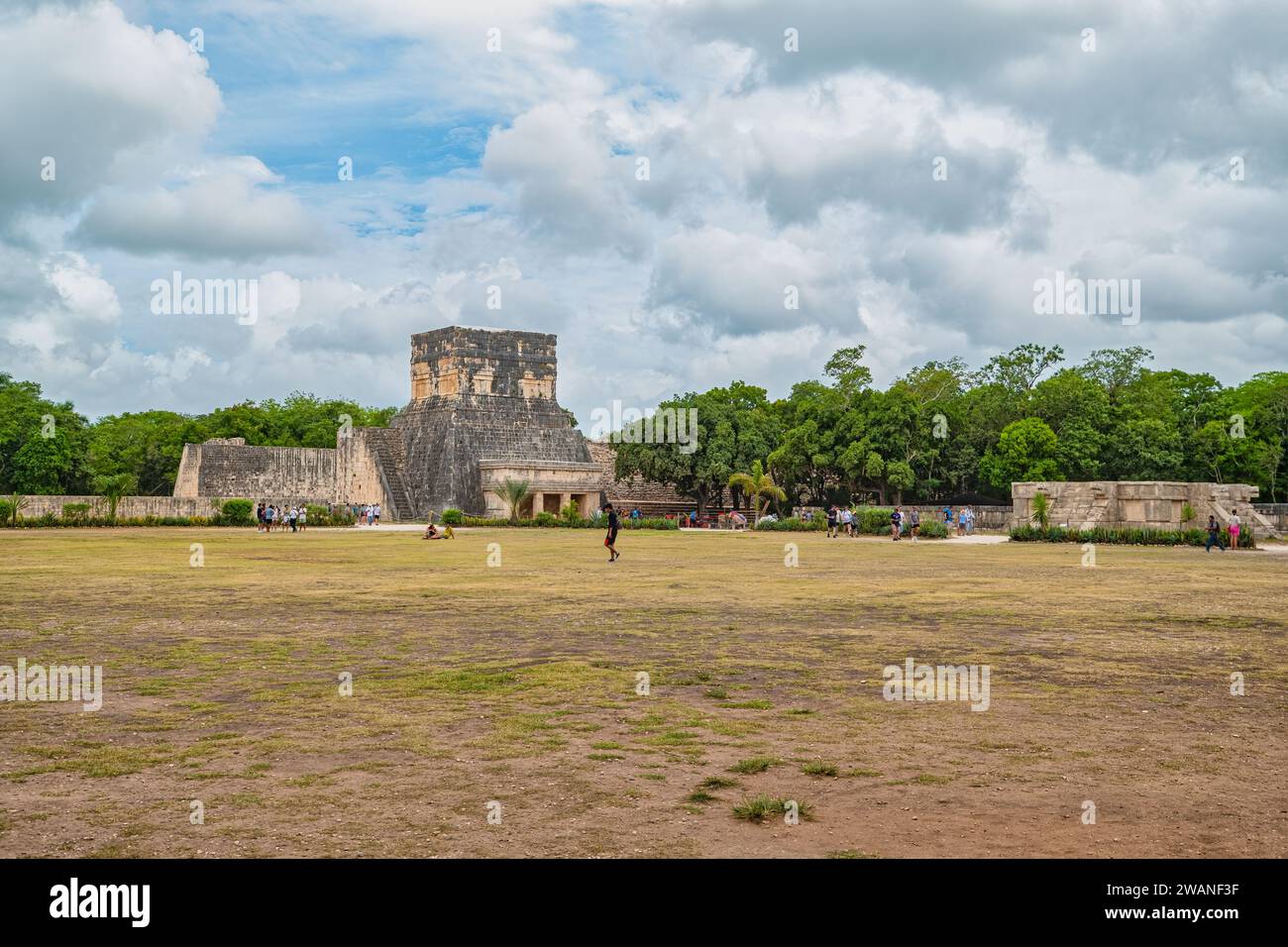 Ci sono quattro cenote che circondano Chichen Itza, utilizzati dagli abitanti della città come principale fonte d'acqua. In effetti, si ritiene che il maya b Foto Stock