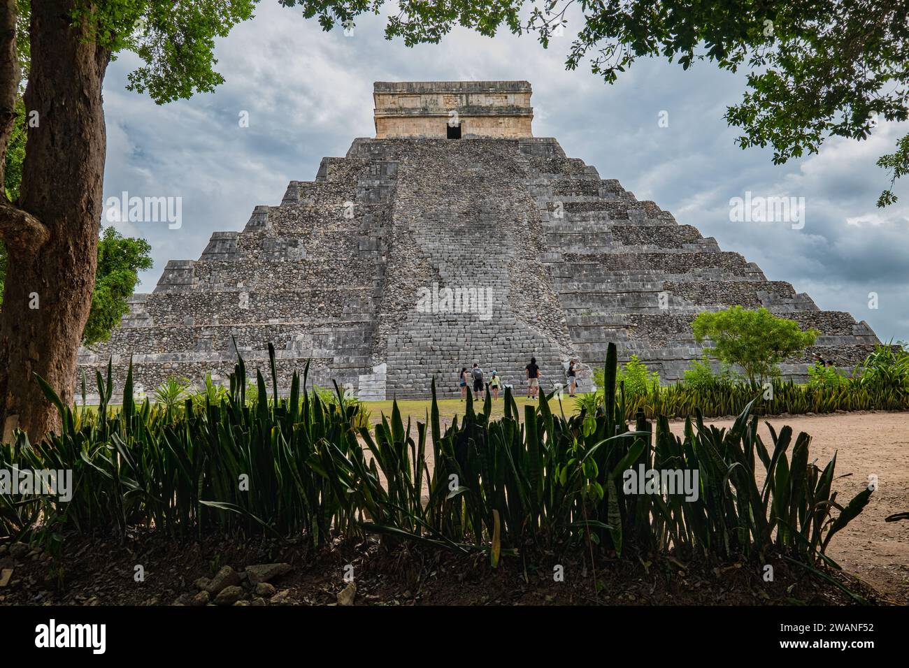 L'arrampicata non è consentita su nessuna delle strutture a Chichen Itza, ma non è sempre stato così. Salire i gradini di El Castillo era permesso Foto Stock