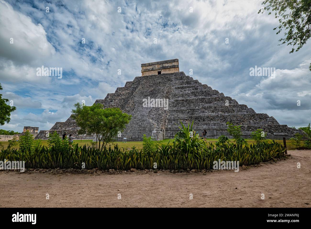 L'arrampicata non è consentita su nessuna delle strutture a Chichen Itza, ma non è sempre stato così. Salire i gradini di El Castillo era permesso Foto Stock