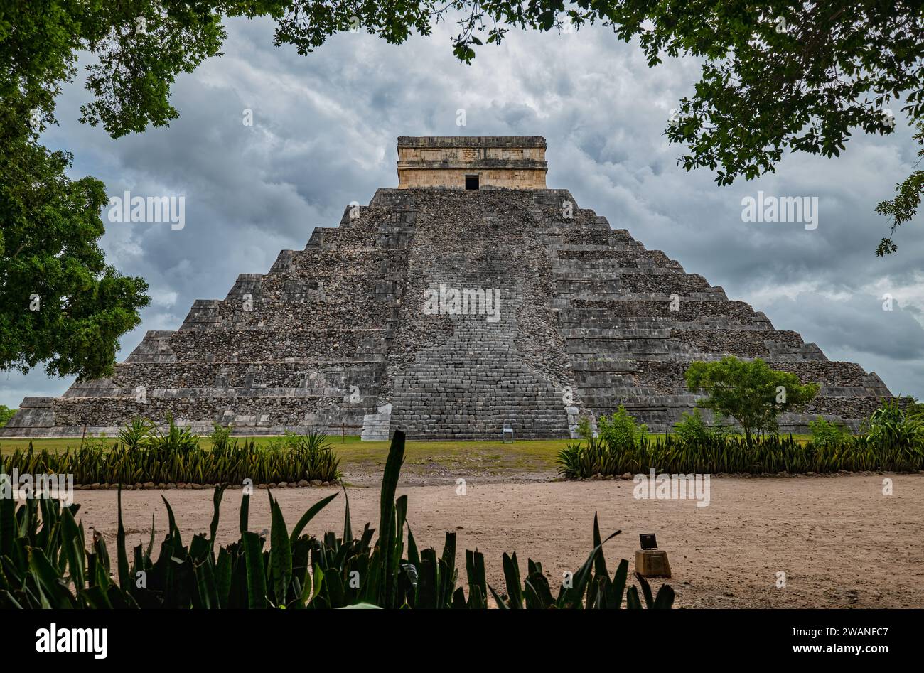 Chichén Itzá è un'antica città maya nella penisola dello Yucatan in Messico. Il popolo Maya costruì la città nello stile architettonico di Puuc intorno al 25 Foto Stock