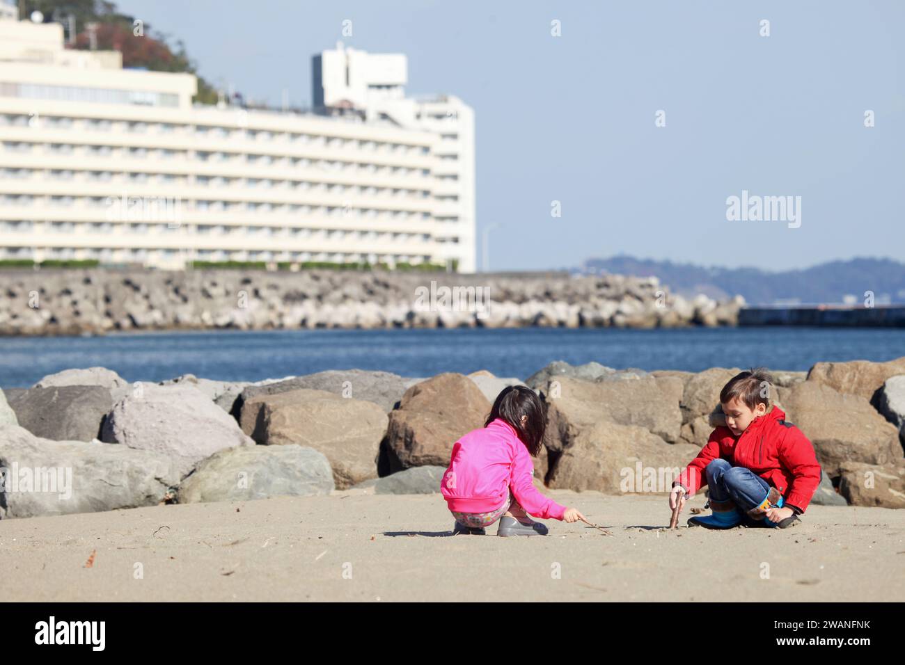 Spiaggia di Atami sulla penisola di Izu nella prefettura di Shizuopka, Giappone. Preso in una giornata di sole con un cielo blu e quasi nessuna gente intorno. Foto Stock