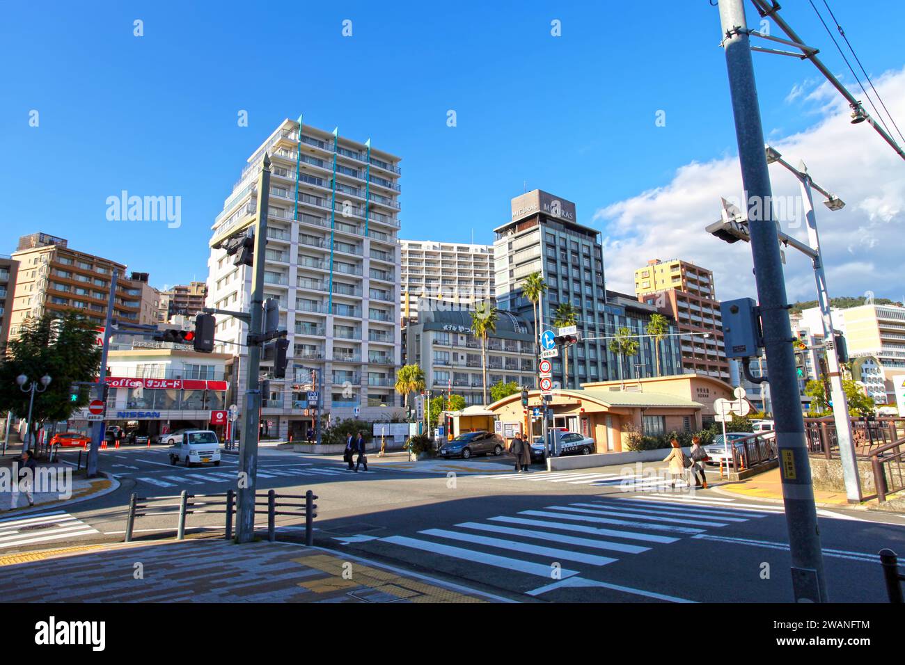 Città di Atami sulla penisola di Izu nella prefettura di Shizuopka, Giappone. Preso in una giornata di sole con un cielo blu e quasi nessuna gente intorno. Foto Stock