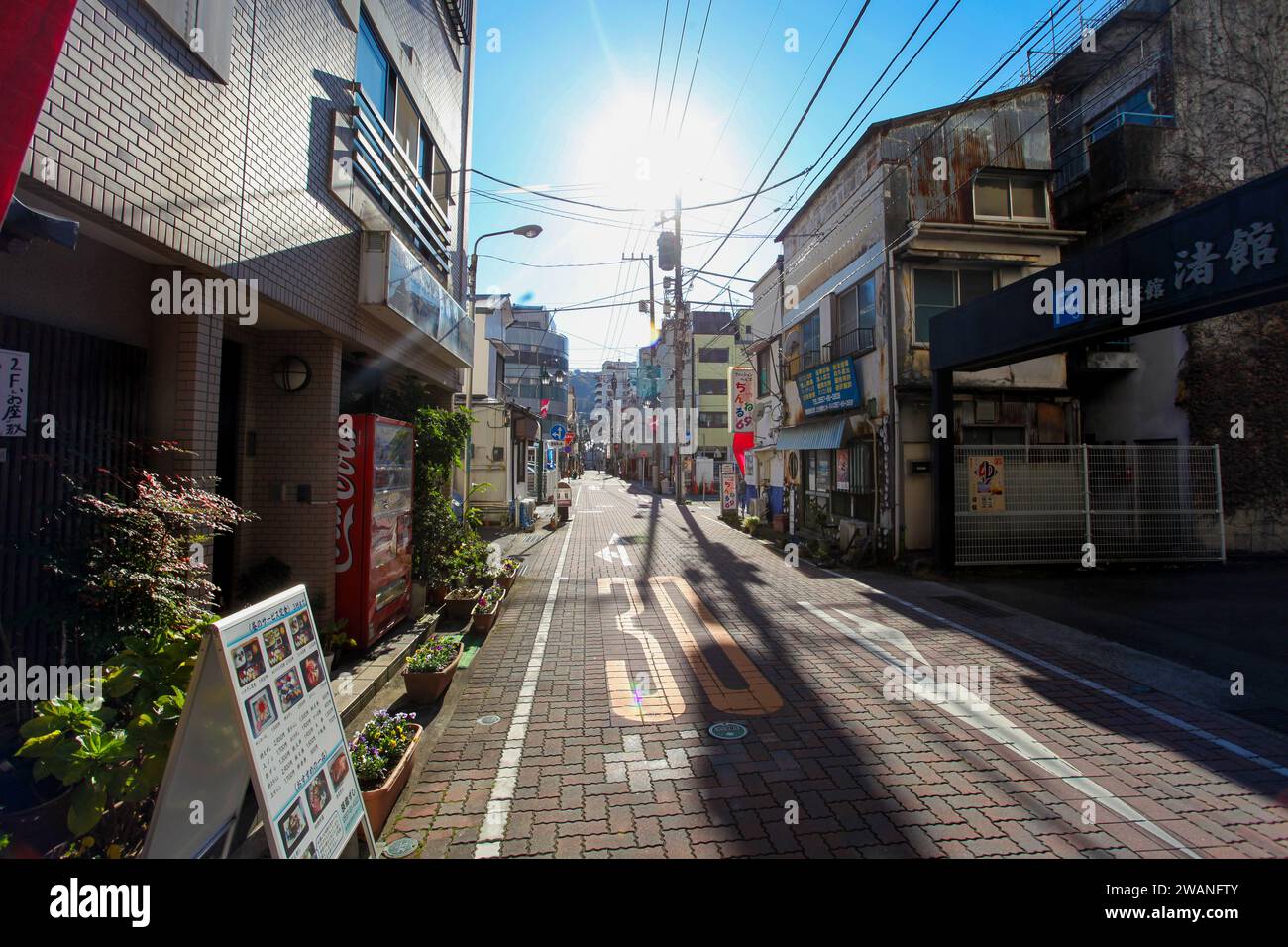 Città di Atami sulla penisola di Izu nella prefettura di Shizuopka, Giappone. Preso in una giornata di sole con un cielo blu e quasi nessuna gente intorno. Foto Stock