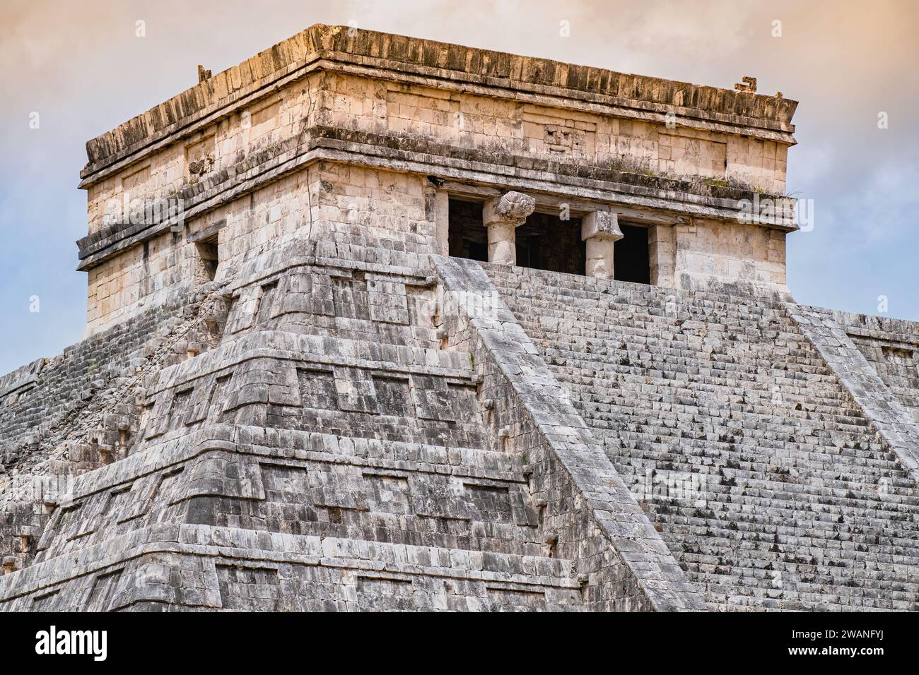 Il Castello o Piramide di Kukulcan. Uno dei più alti e notevoli esempi di architettura Maya, fu costruito durante il punto più alto dell'Itz Foto Stock