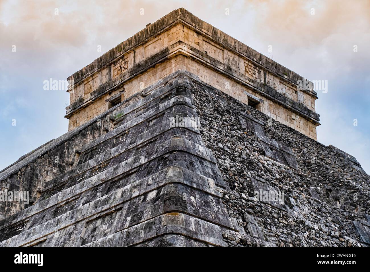 Il Castello o Piramide di Kukulcan. Uno dei più alti e notevoli esempi di architettura Maya, fu costruito durante il punto più alto dell'Itz Foto Stock