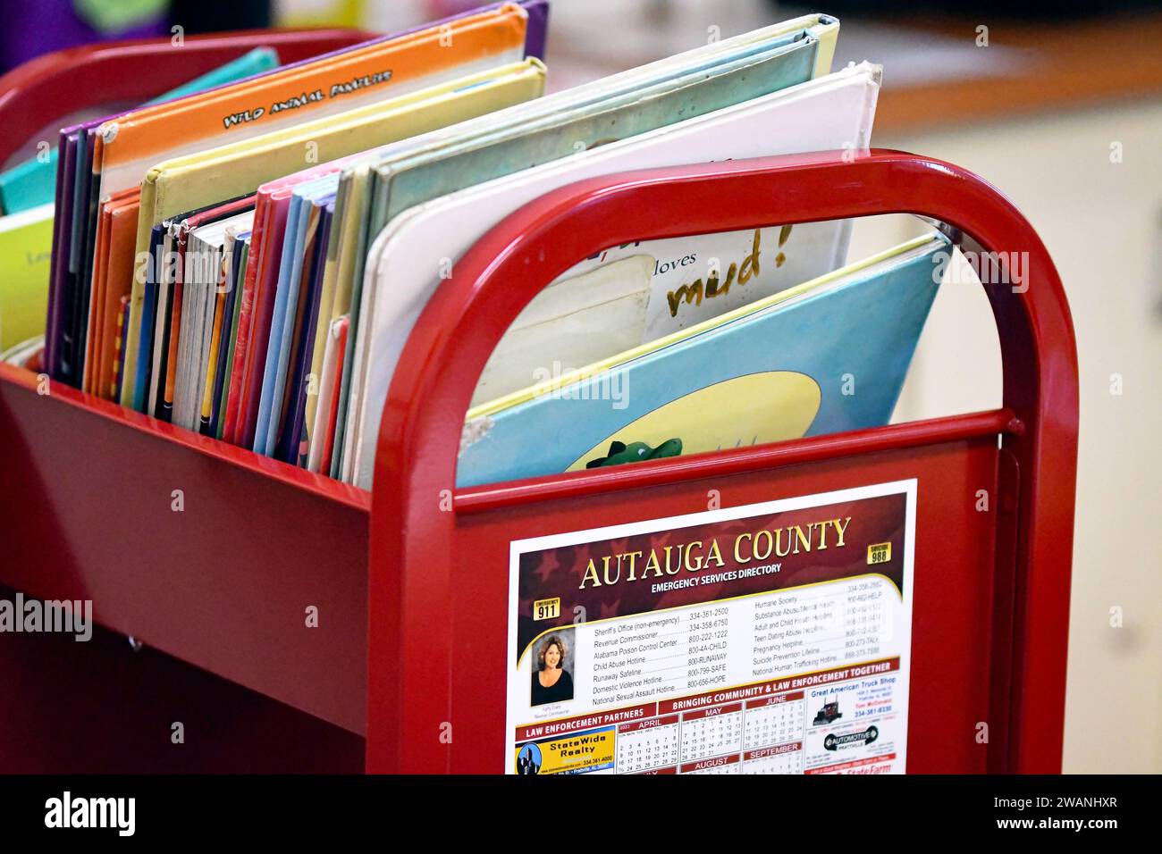 Prattville, Alabama, USA-dic. 11.2023: Primo piano di un carretto rosso pieno di libri illustrati nella biblioteca per bambini dell'Autauga-Prattville Public li Foto Stock