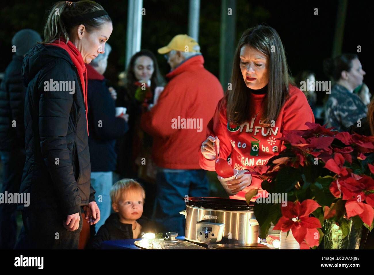 Prattville, Alabama, USA-dic. 12:2023: I dipendenti della città regalano cioccolata calda gratuita nel centro di Prattville durante l'evento natalizio di Main Street. Foto Stock