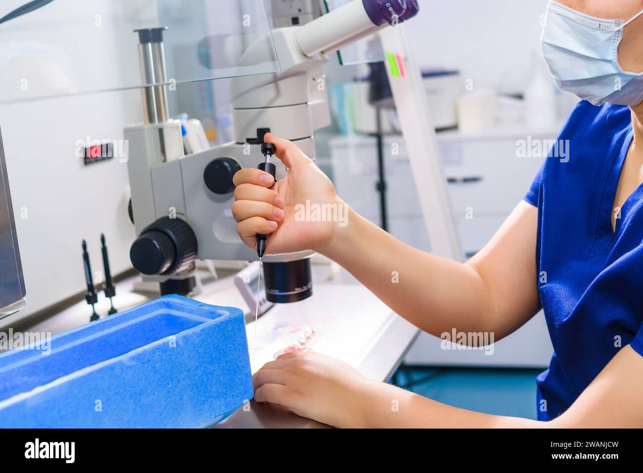 Medico in laboratorio. Processo di inseminazione dell'uovo da parte dell'embriologo nel laboratorio della fecondazione in vitro. Foto Stock