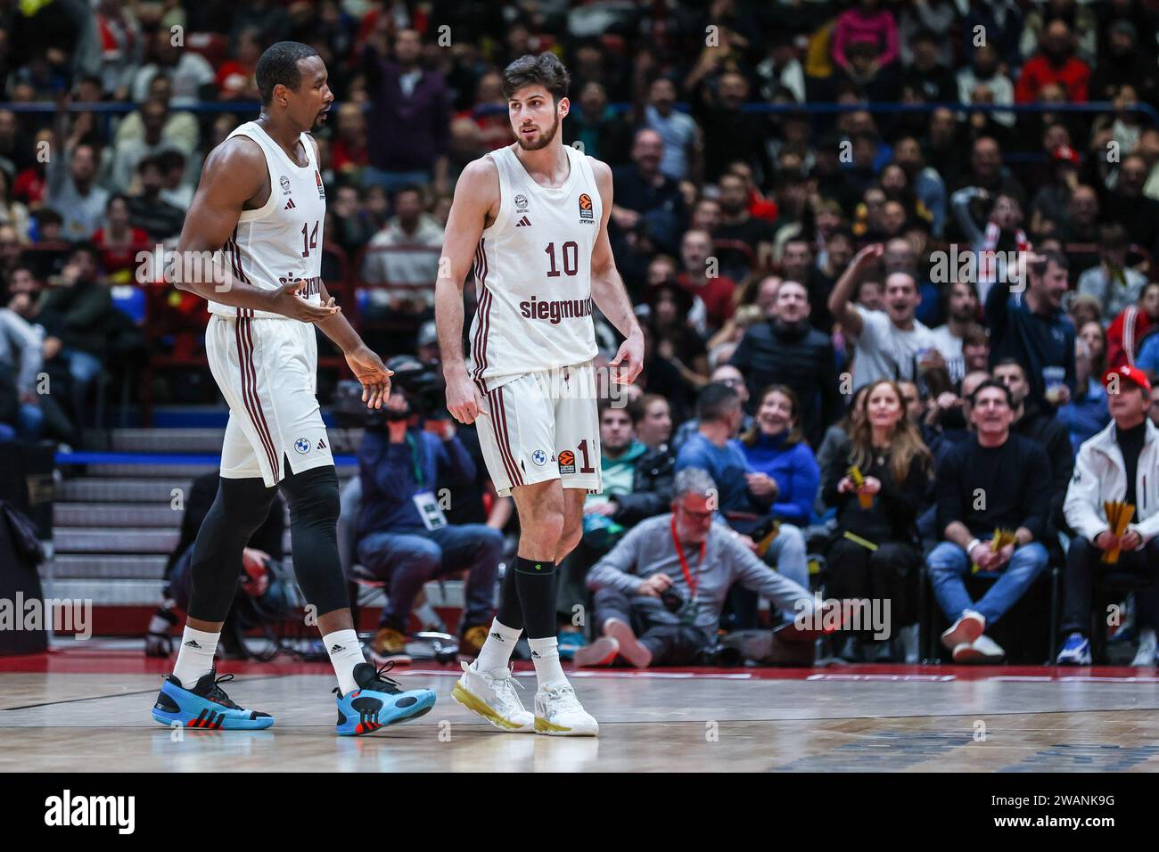 Milano, Italia. 5 gennaio 2024. Leandro Bolmaro #10 dell'FC Bayern Monaco (R) e Serge Ibaka #14 dell'FC Bayern Monaco (L) visti in azione durante la partita della stagione regolare turca EuroLeague 2023/24 Round 19 tra EA7 Emporio Armani Milan e FC Bayern Monaco al Mediolanum Forum. PUNTEGGIO FINALE : EA7 Milano 76 | 62 Bayern M. (foto di Fabrizio Carabelli/SOPA Images/Sipa USA) credito: SIPA USA/Alamy Live News Foto Stock