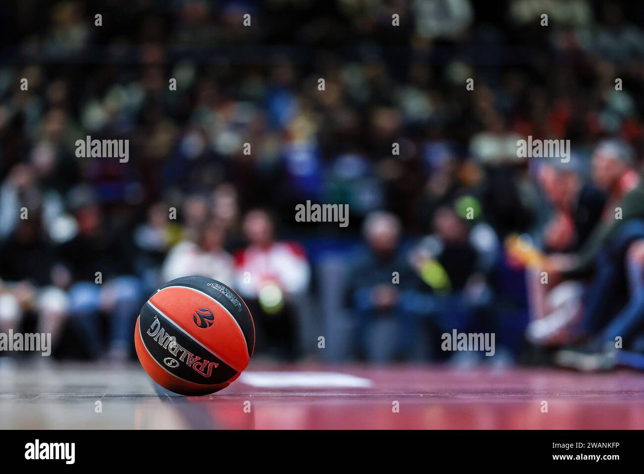 Milano, Italia. 5 gennaio 2024. Spalding Matchball ufficiale durante la partita della stagione regolare turca EuroLeague 2023/24 Round 19 tra EA7 Emporio Armani Milan e FC Bayern Monaco al Mediolanum Forum. PUNTEGGIO FINALE : EA7 Milano 76 | 62 Bayern M. credito: SOPA Images Limited/Alamy Live News Foto Stock
