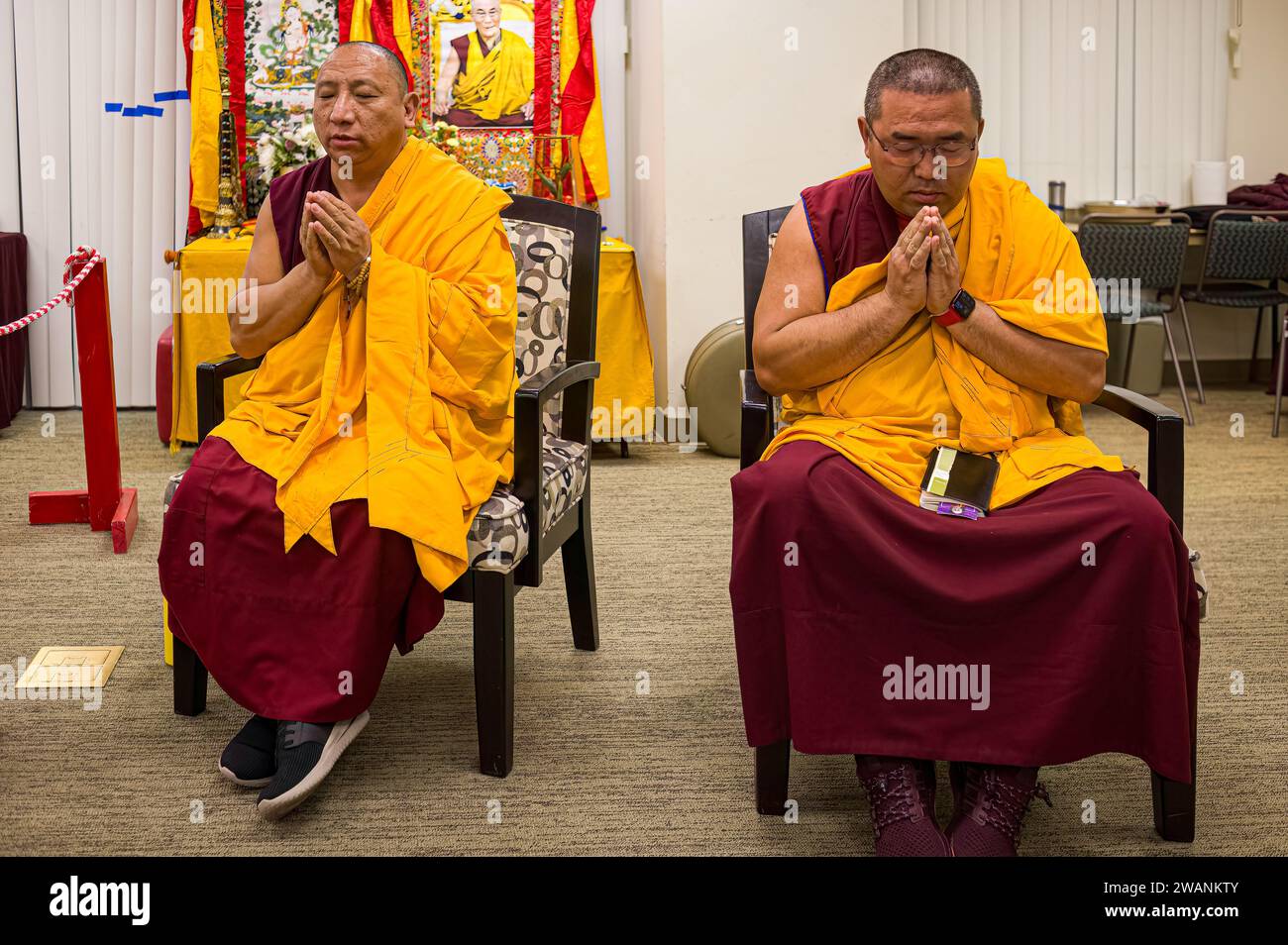 Due monaci buddhisti tibetani cantano prima di un discorso durante un evento organizzato gratuitamente al Mercy Hospital dagli amici del Tibet di Placerville Foto Stock