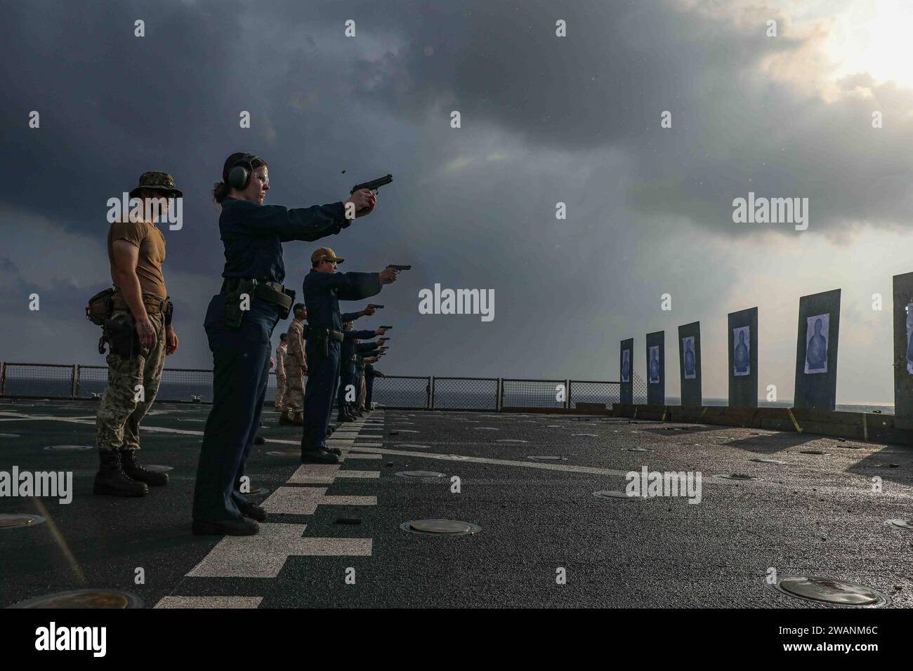 Medio Oriente. 10 dicembre 2023. I marinai a bordo della nave da sbarco della classe Harpers Ferry USS Carter Hall (LSD 50) sparano pistole da 9 mm durante un tiro di qualificazione alle armi di piccolo calibro nell'area operativa della 5th Fleet degli Stati Uniti, dicembre. 11, 2023. Componenti del Bataan Amphibious Ready Group e della 26th Marine Expeditionary Unit (Special Operations Capable) sono schierati nell'area operativa della 5th Fleet degli Stati Uniti per contribuire a garantire la sicurezza marittima e la stabilità nella regione del Medio Oriente. (Immagine di credito: © Moises Sandoval/U.S. Navy/ZUMA Press Wire) SOLO PER USO EDITORIALE! Non per USO commerciale! Foto Stock