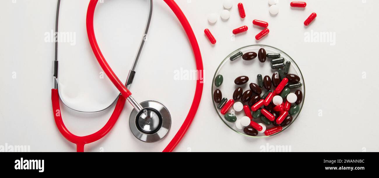 Varie pillole colorate in petri isolati su bianco, vista dall'alto. Assistenza sanitaria. Concetto di laboratorio farmaceutico e ricerca farmaceutica. Panorama. Foto Stock