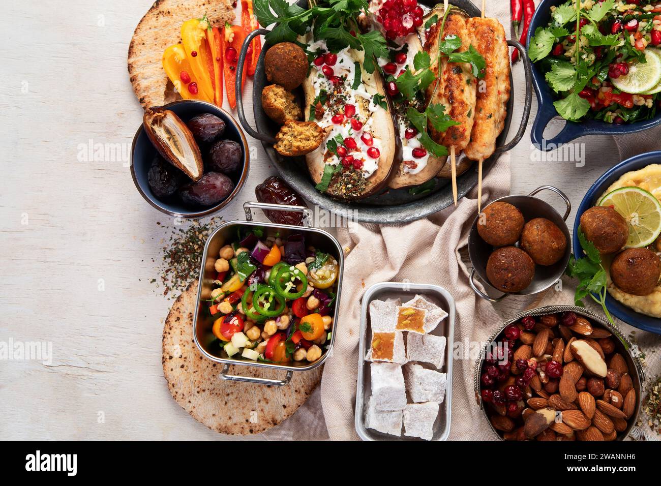 Piatti mediorientali o arabi su sfondo chiaro. Gustosi piatti tradizionali. Pview superiore, spazio di copia Foto Stock
