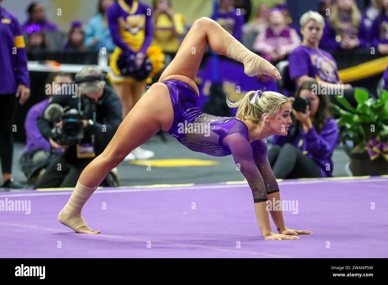 5 gennaio 2024: Olivia ''Livvy'' Dunne della LSU compete sul pavimento durante l'azione di ginnastica NCAA tra Ohio St. Buckeyes e LSU Tigers al Pete Maravich Assembly Center di Baton Rouge, LOUISIANA. Jonathan Mailhes/CSM Foto Stock