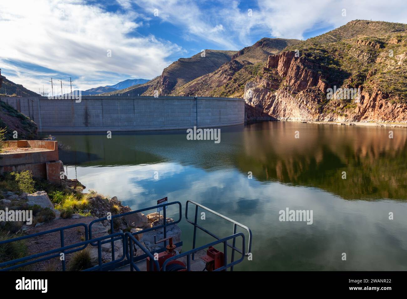 Theodore Roosevelt Dam concrete Structure Viewpoint. Salt River, storico Apache Trail, Superstition Mountains Wilderness Blue Sky Phoenix, Arizona, USA Foto Stock