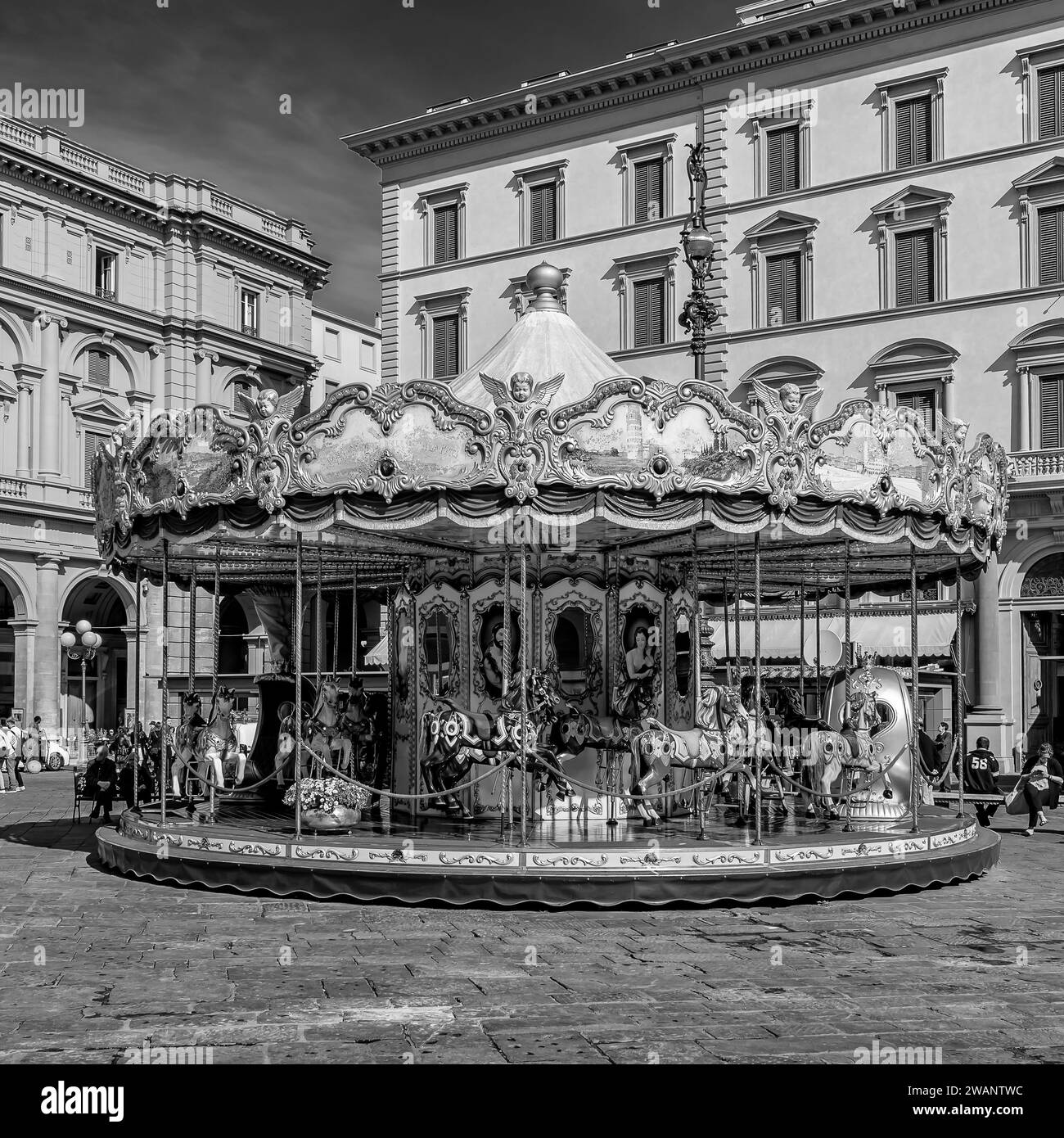 Vista in bianco e nero dell'antica giostra per bambini in Piazza della Repubblica, nel centro storico di Firenze Foto Stock