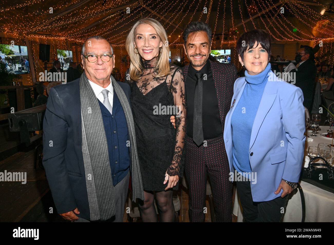 Helen Hoehne, Eugenio Derbez e Diane Warren alla cena della Golden Globe Foundation tenutasi al Beverly Hilton il 5 gennaio 2024 a Beverly Hills, California. Foto Stock