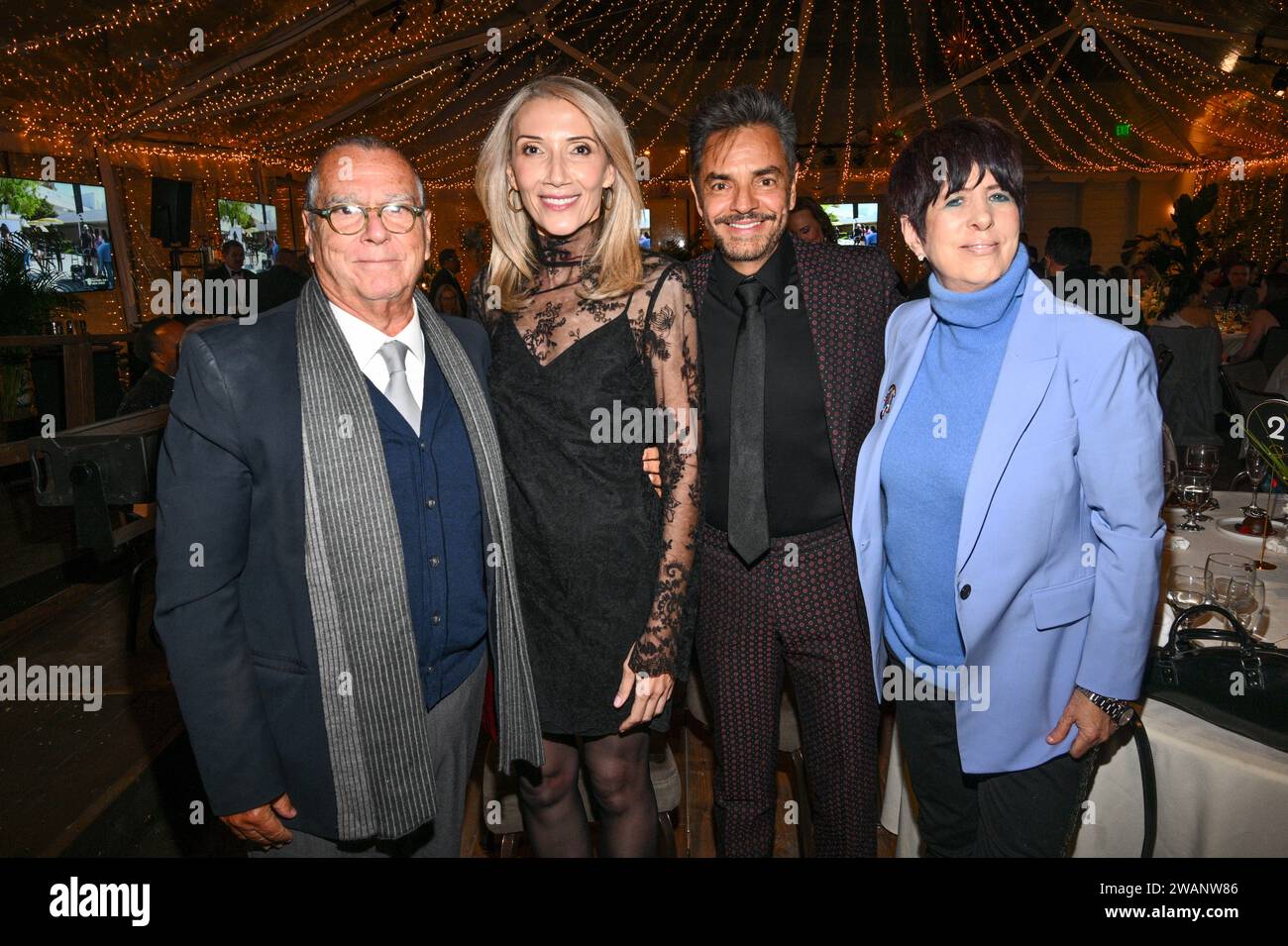 Helen Hoehne, Eugenio Derbez e Diane Warren alla cena della Golden Globe Foundation tenutasi al Beverly Hilton il 5 gennaio 2024 a Beverly Hills, California. Foto Stock