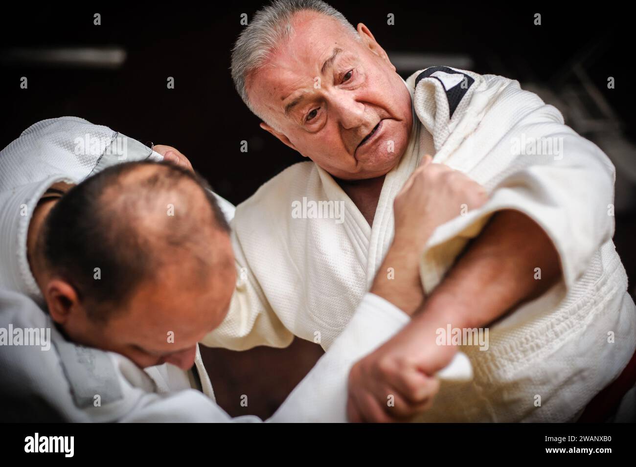 Il ritratto ravvicinato del maestro di judo sensei in gi kimono tradizionale dimostra la tecnica del judo Foto Stock