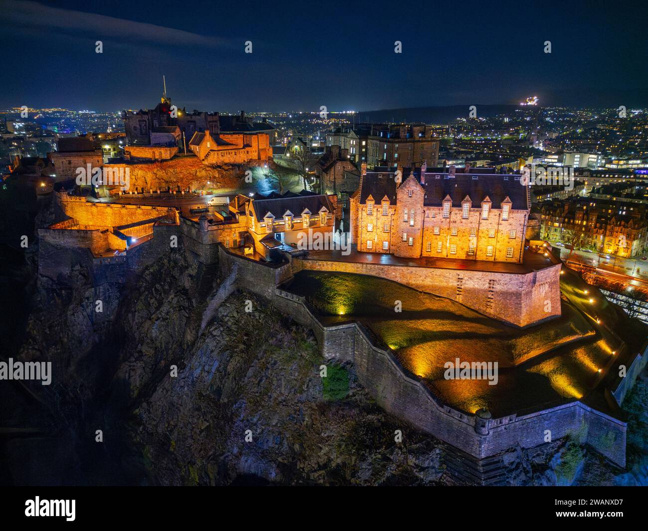 Vista aerea notturna del Castello di Edimburgo, Edimburgo, Scozia, Regno Unito Foto Stock