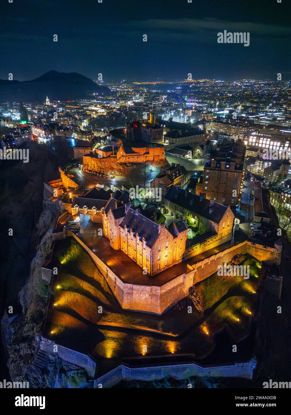 Vista aerea notturna del Castello di Edimburgo, Edimburgo, Scozia, Regno Unito Foto Stock