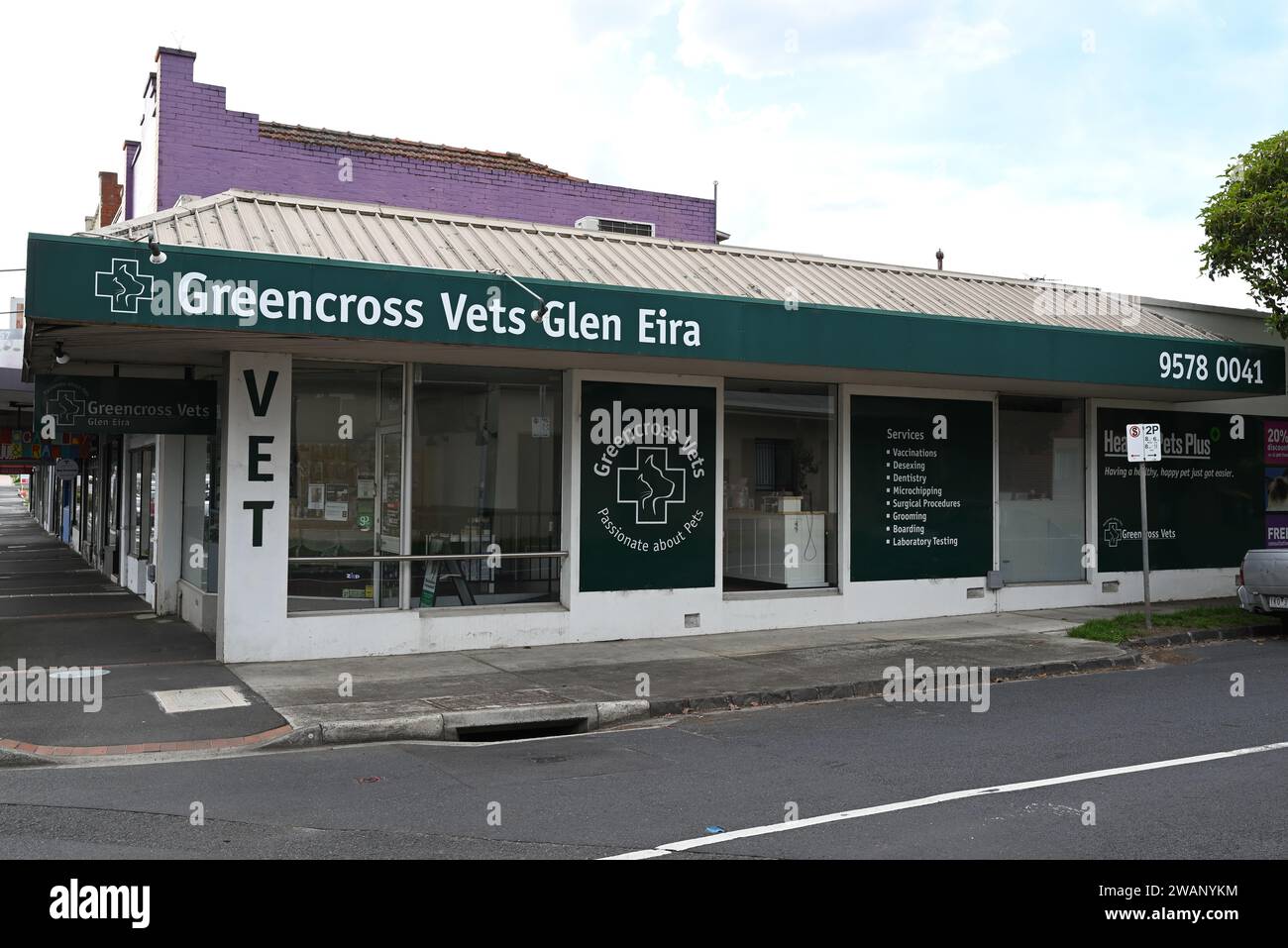Esterno della clinica veterinaria Greencross Vets Glen Eira su North Rd, con sala d'attesa visibile dalla finestra Foto Stock