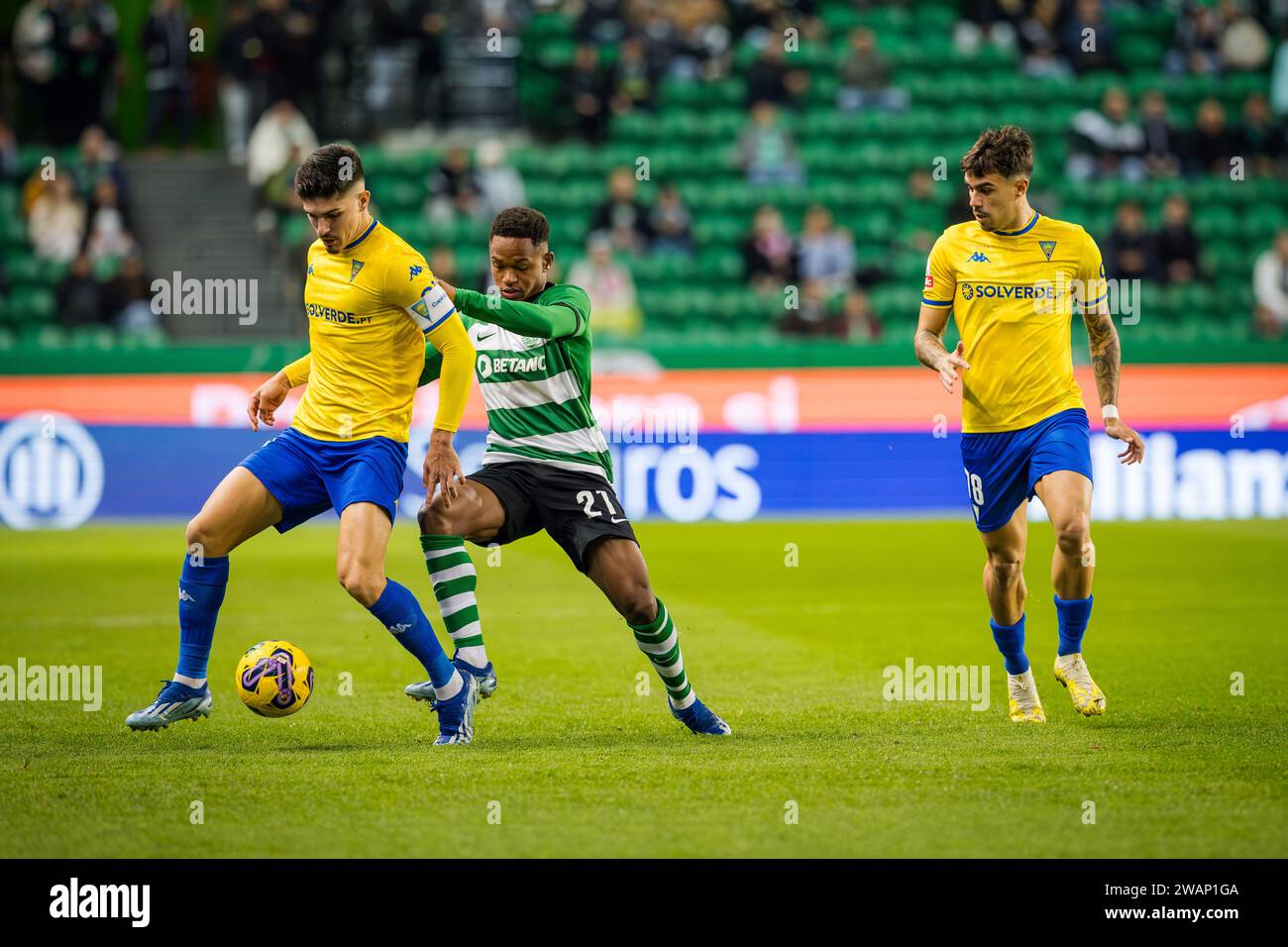 Lisbona, Portogallo. 5 gennaio 2024. Geny Catamo dello Sporting CP (C) e Bernardo Vital (L), Tiago Araujo (R) dell'Estoril Praia visto in azione durante la Liga Portugal Betclic Match tra lo Sporting CP e l'Estoril Praia all'Estadio Jose Alvalade. (Punteggio finale: Sporting CP 5 - 1 Estoril Praia) credito: SOPA Images Limited/Alamy Live News Foto Stock