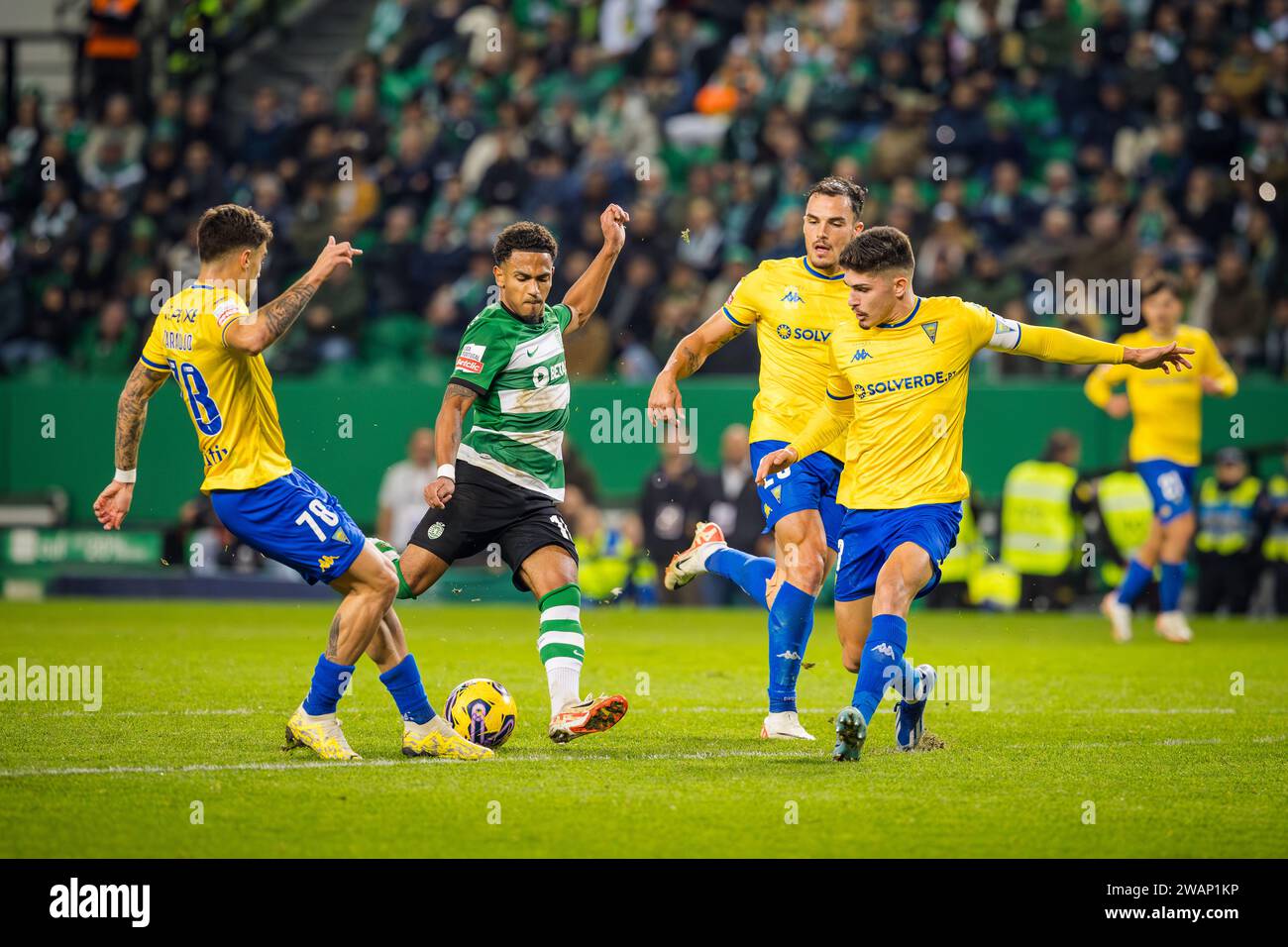 Lisbona, Portogallo. 5 gennaio 2024. Marcus Edwards dello Sporting CP (CL) e Tiago Araujo (L), Pedro Alvaro (CR) e Bernardo Vital (R) dell'Estoril Praia visti in azione durante la Liga Portugal Betclic Match tra lo Sporting CP e l'Estoril Praia all'Estadio Jose Alvalade. (Punteggio finale: Sporting CP 5 - 1 Estoril Praia) (foto di Henrique Casinhas/SOPA Images/Sipa USA) credito: SIPA USA/Alamy Live News Foto Stock