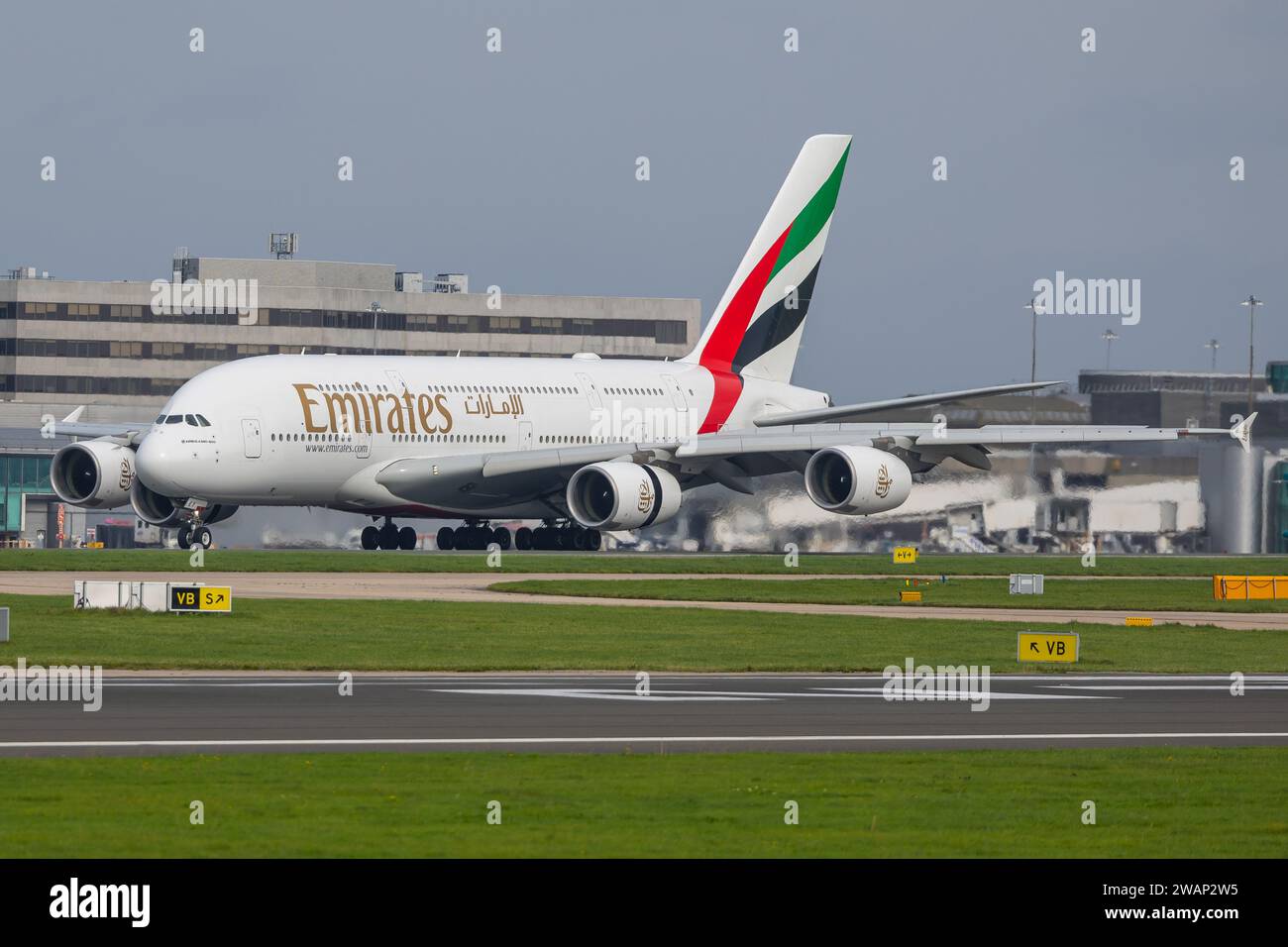 Airbus A380-800 di Emirates Airlines, in partenza dall'aeroporto di Manchester in Inghilterra Foto Stock